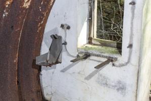 Ligne Maginot - BATZENTHALER BUSCH (2° BON - 169° RIF) - (PC de Quartier) - Ce PC a vraisemblablement été employé, comme en témoigne la présence de ce vestige de support de téléphone militaire, et de traces de câblages.