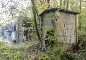 Ligne Maginot - LE CHESNOIS - CHENOIS - (Ouvrage d'artillerie) - Poste arrivée réseau électrique civil.
La bloc d'entrée est visible à l'arrière-plan.