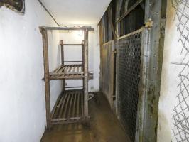 Ligne Maginot - FERMONT - A2 - (Ouvrage d'artillerie) - Bloc 4
A l'étage inférieur, un lit pour 2 hommes dans le couloir à l'arrière des monte-charge