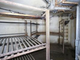 Ligne Maginot - FERMONT - A2 - (Ouvrage d'artillerie) - Bloc 4
Chambre pour 8 hommes avec échelons d'accès aux chambres de tir de l'étage supérieur