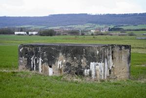 Ligne Maginot - CB314 - (Blockhaus pour arme infanterie) - Vue latérale du bloc. L'entrée est sur cette face.
Le village d'Oeutrange est en arrière-plan dominé par la falaise sur laquelle se trouve les blocs de l'ouvrage de Molvange.