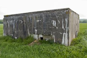 Ligne Maginot - CB344 - BREITENBAUM - (Blockhaus pour arme infanterie) - Créneau latéral non terminé. Entrée du bloc à droite.