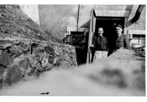 Ligne Maginot - 169° RIF - Le SLt BARTRINGER, du I/169° RIF - Le SLt BARTRINGER et le Lt KEILE,  curé d'Angevillers, devant le PC du I/169° RIF à Oeutrange.