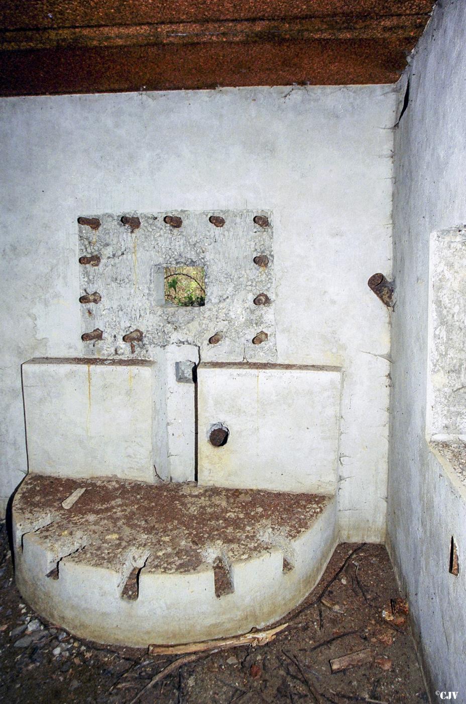 Ligne Maginot - SCHIRRHEINERWEG OUEST - (Casemate d'infanterie - Simple) - L'emplacement pour une mitrailleuse - Lia VERMEULEN