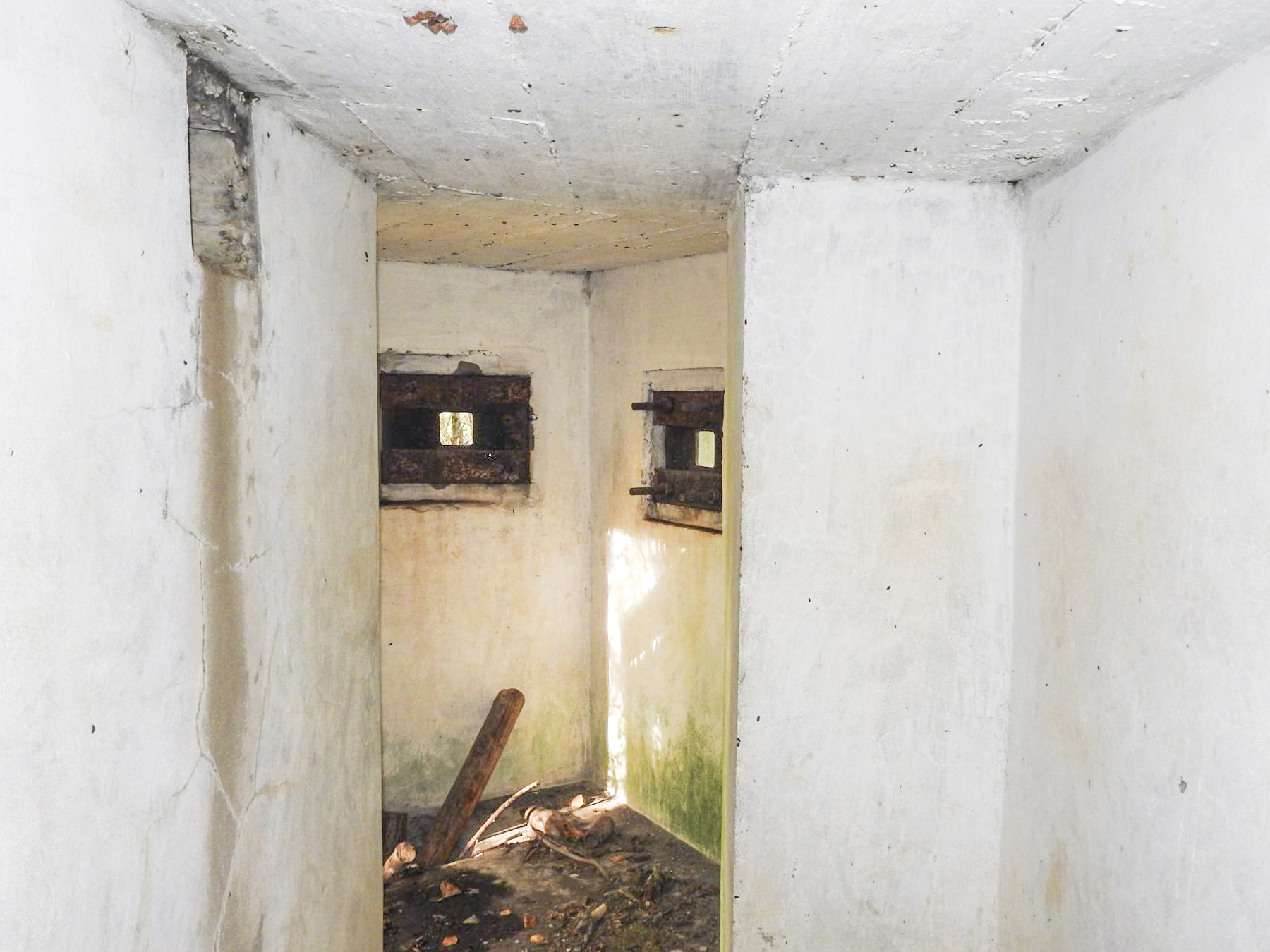 Ligne Maginot - FINNHAAG 2 - (Blockhaus pour arme infanterie) - Le couloir et la chambre de tir FM vus depuis la coupole. - STENGER Mathieu