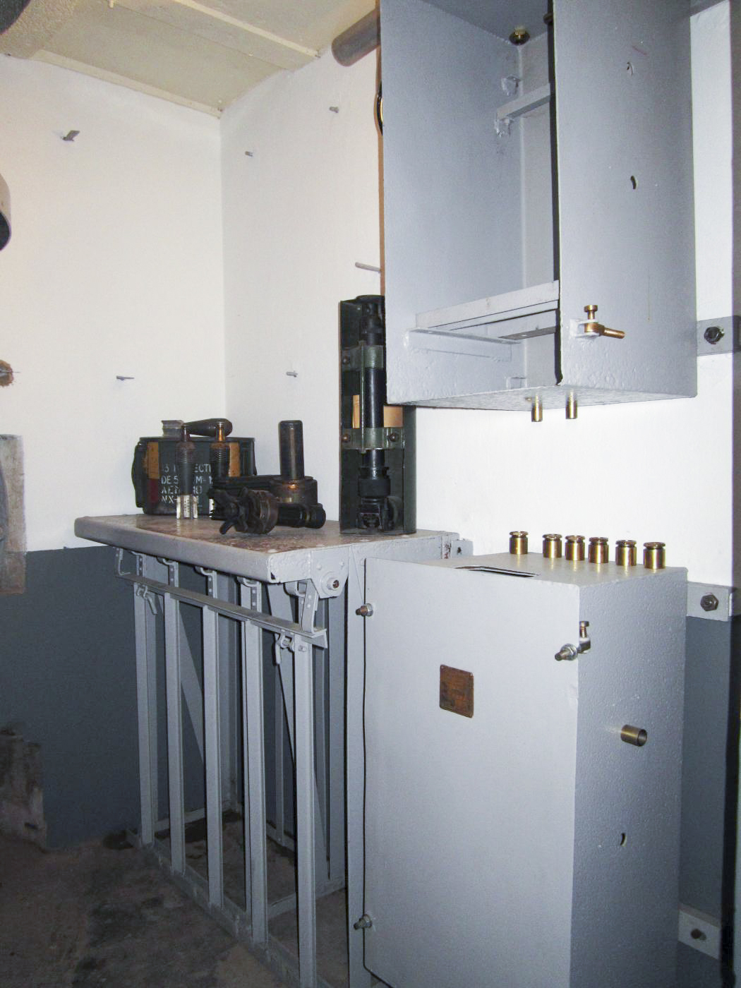 Ligne Maginot - 16/3 - KILSTETT - (Casemate d'infanterie - Double) - Casier à munitions du FM de cloche et coffrets électriques des projecteurs - Gregory Fuchs