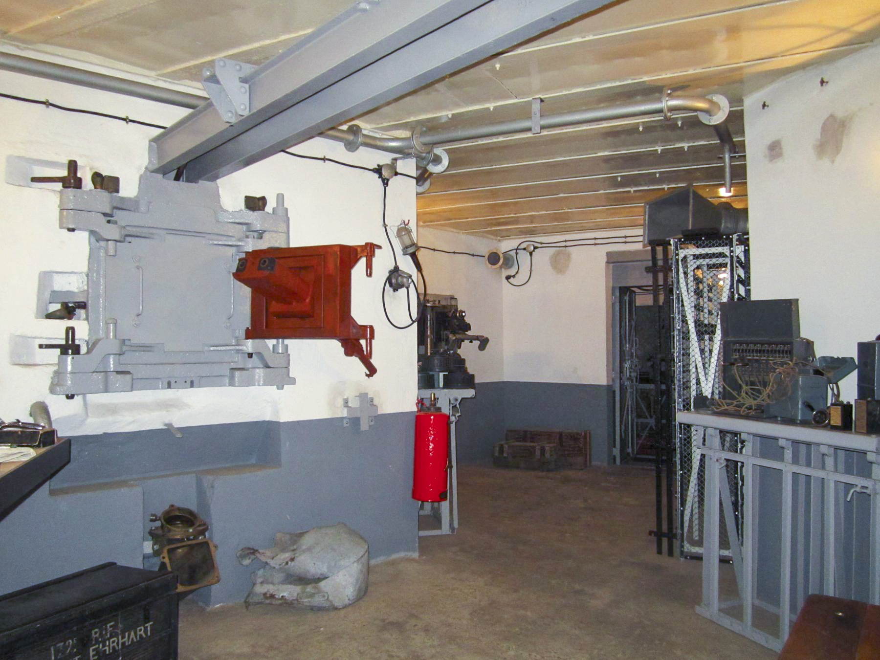 Ligne Maginot - 16/3 - KILSTETT - (Casemate d'infanterie - Double) - Chambre de tir nord
Créneau canon de 47 et JM - Gregory Fuchs