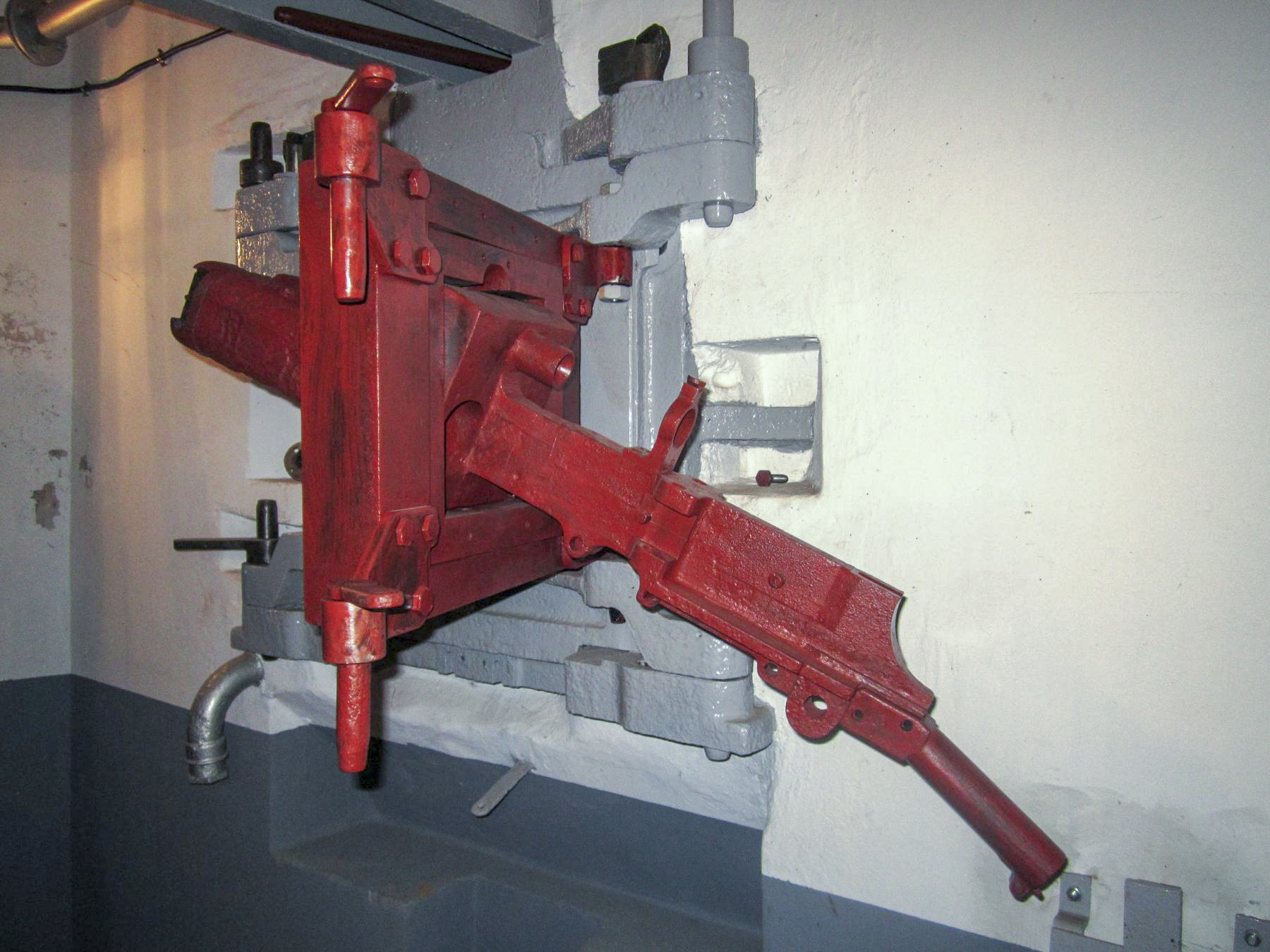 Ligne Maginot - 16/3 - KILSTETT - (Casemate d'infanterie - Double) - Chambre de tir nord
Trémie et support de JM - Gregory Fuchs