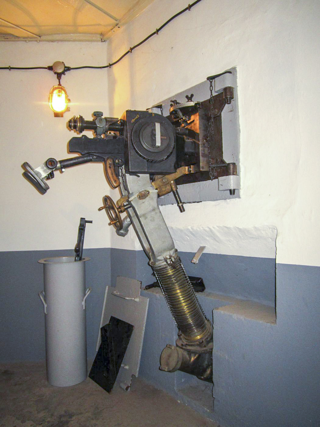 Ligne Maginot - 16/3 - KILSTETT - (Casemate d'infanterie - Double) - Chambre de tir nord
Jumelage de mitrailleuses Reibel MAC 31 - Gregory Fuchs