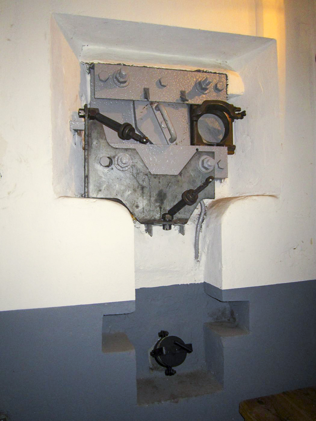 Ligne Maginot - 16/3 - KILSTETT - (Casemate d'infanterie - Double) - Chambre de tir nord
Créneau FM (défense de l'entrée) - Gregory Fuchs