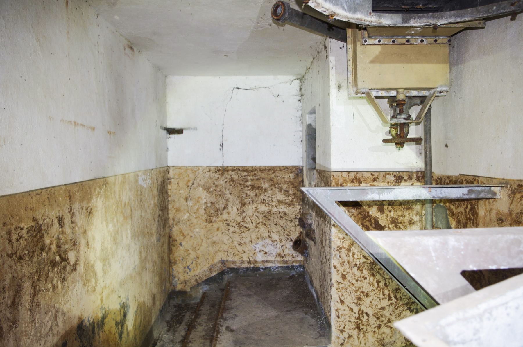 Ligne Maginot - METRICH NORD - C50 - (Casemate d'infanterie - Simple) - La ventilation et le créneau FM au fond. - STENGER Mathieu