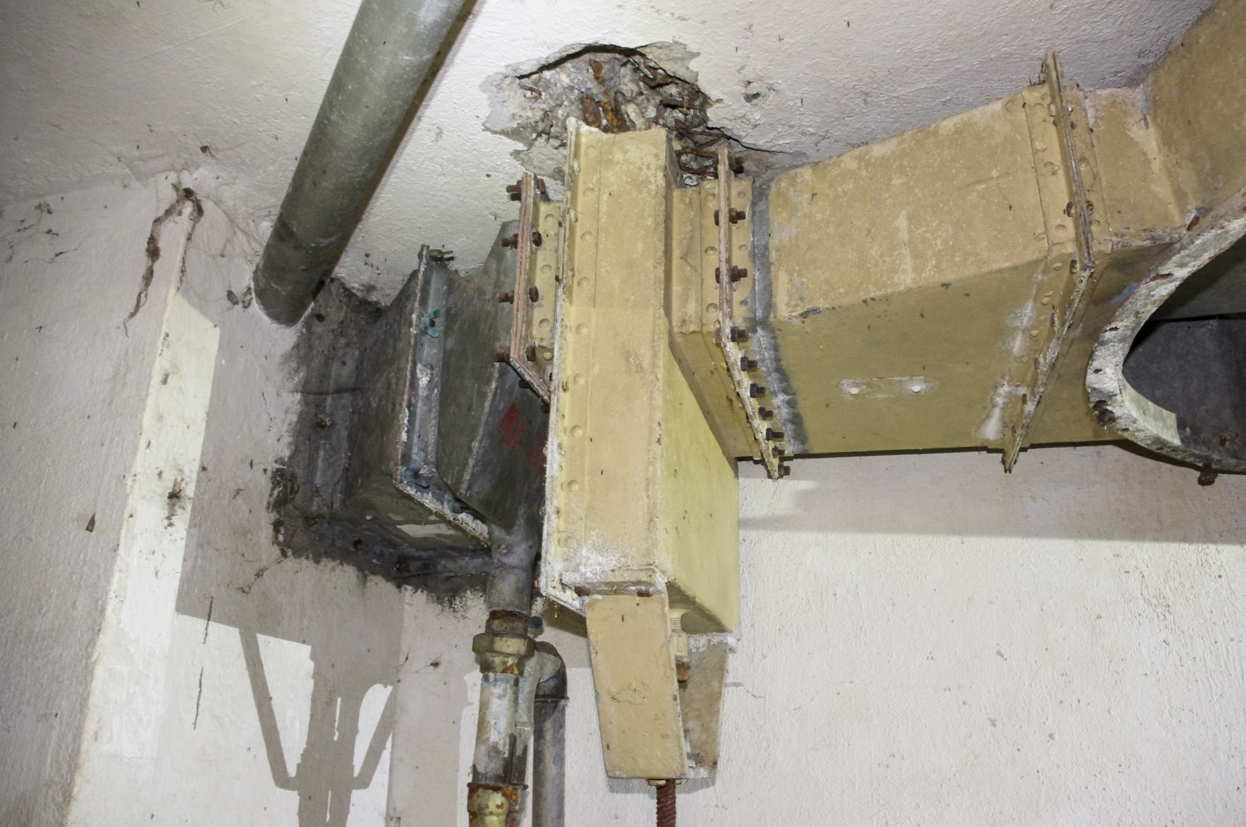 Ligne Maginot - METRICH NORD - C50 - (Casemate d'infanterie - Simple) - Des éléments de la ventilation. - STENGER Mathieu