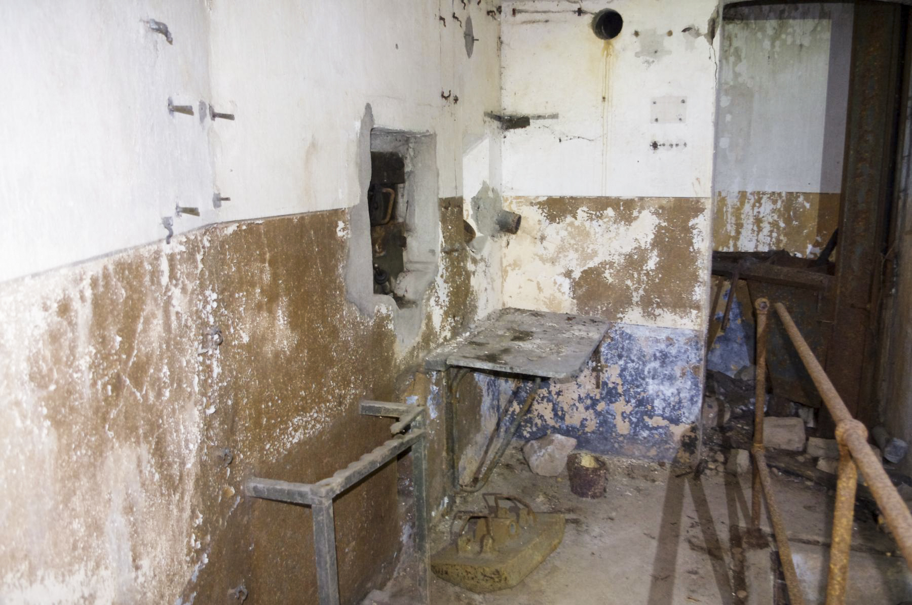 Ligne Maginot - METRICH NORD - C50 - (Casemate d'infanterie - Simple) - Le poste de tir pour FM et au fond à droite le puits de la cloche GFM. - STENGER Mathieu