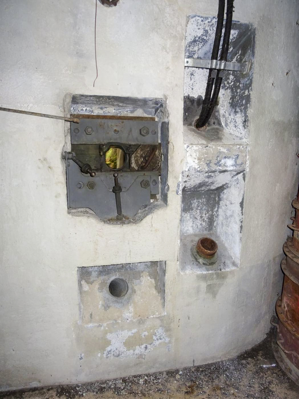 Ligne Maginot - MONT AGEL EST - BLOC 8 - (Observatoire d'artillerie) - Créneau de défense de l'entrée. - ammagsdr