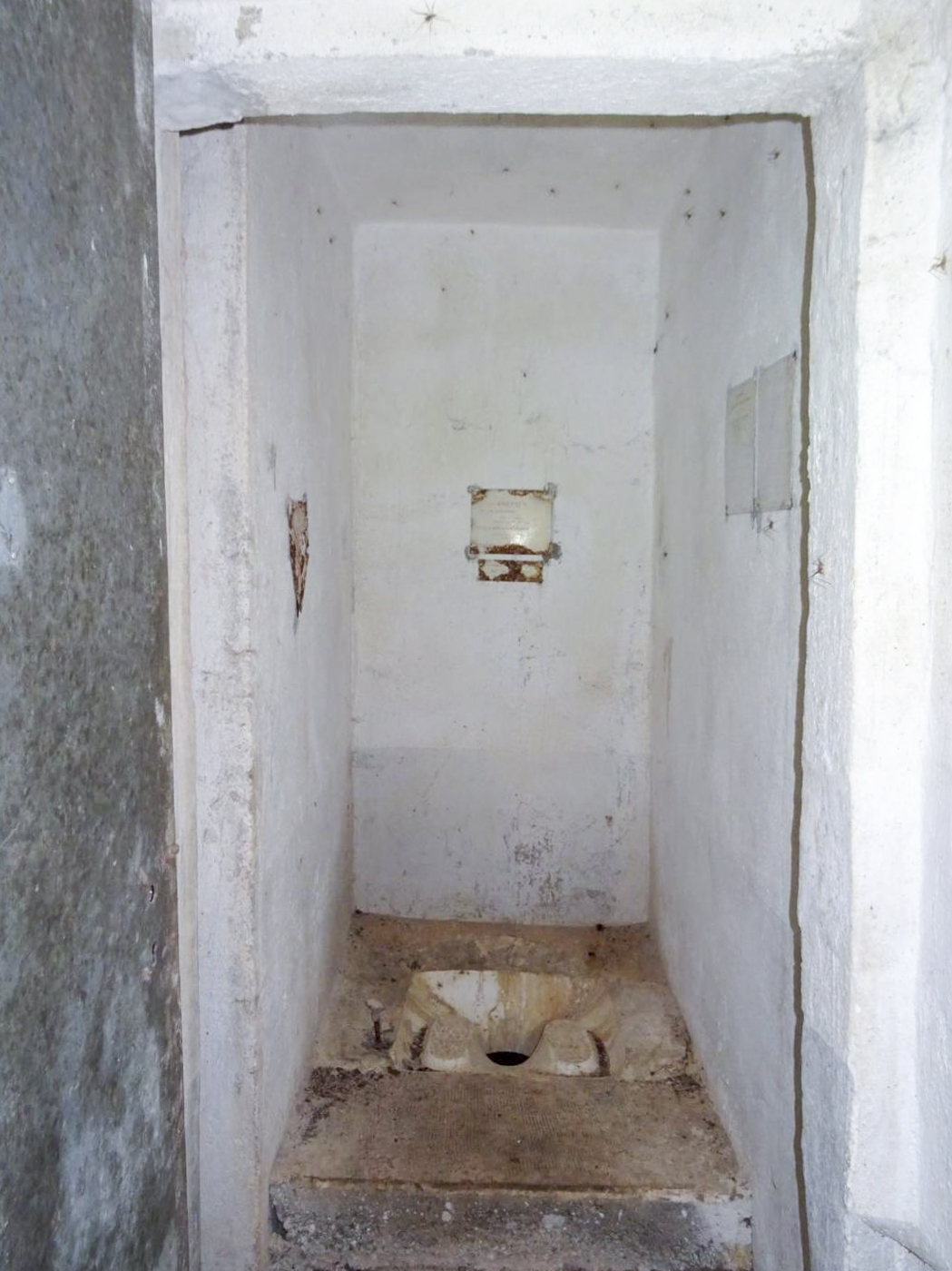 Ligne Maginot - MONT AGEL EST - BLOC 8 - (Observatoire d'artillerie) - Sanitaires. - ammagsdr