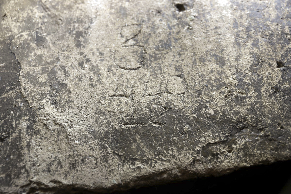 Ligne Maginot - LA PORTE 5 - (Blockhaus pour arme infanterie) - Petite gravure constructeurs dans le créneau est, toujours 440° Régiment de Pionniers 3° Bataillon 4° Compagnie
 - Alain Perouffe