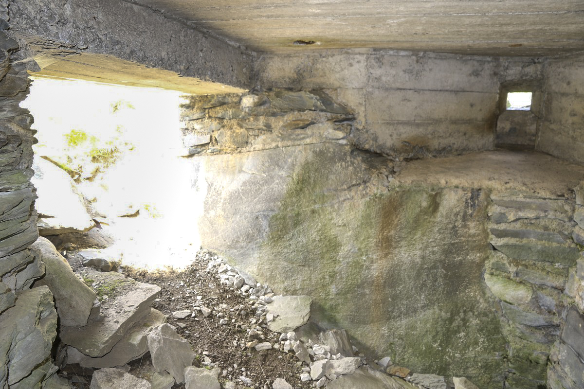 Ligne Maginot - COTE 2415 - (Blockhaus pour arme infanterie) - Entrée et créneau nord - Alain Perouffe