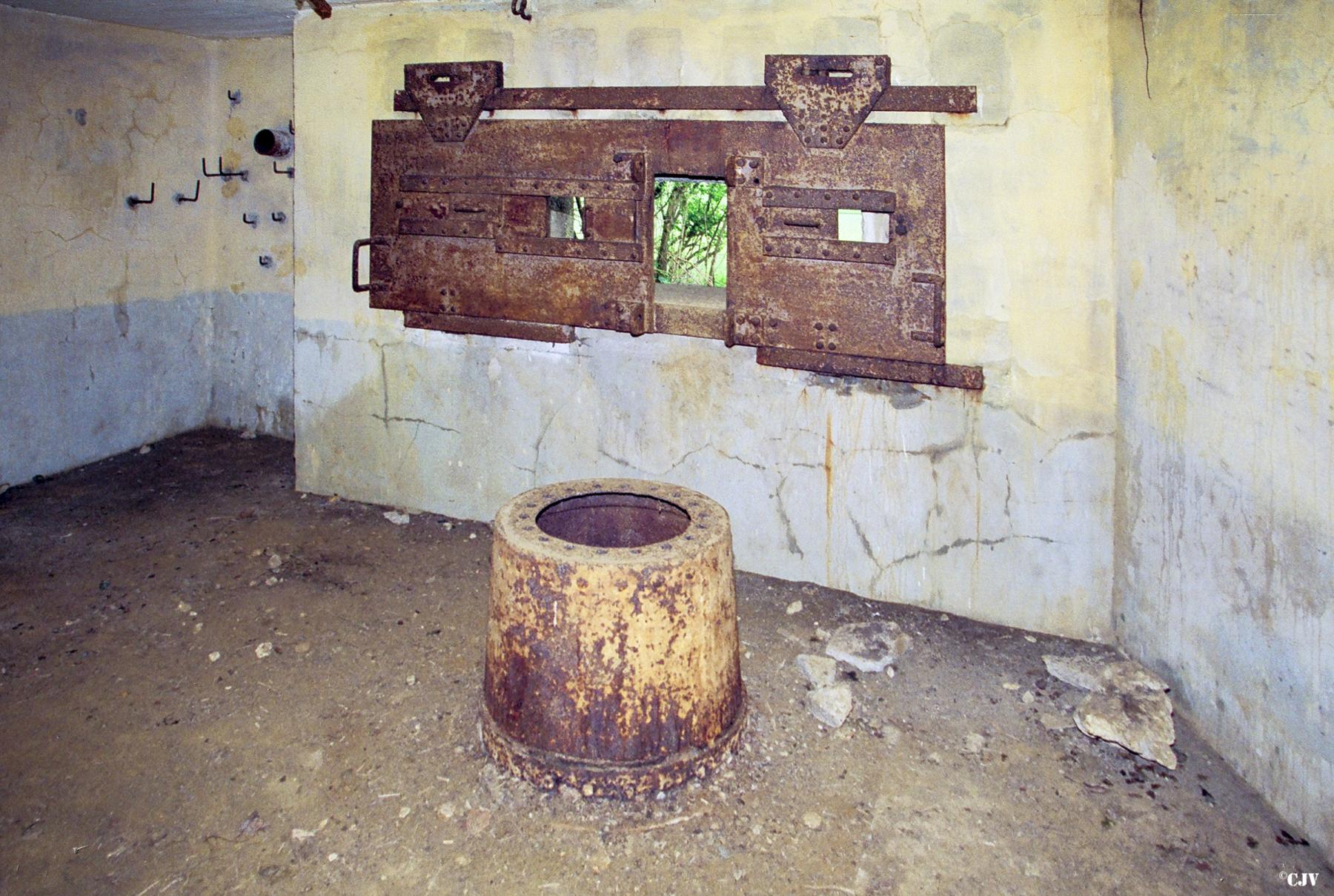 Ligne Maginot - DB17 - (Blockhaus pour canon) - Les volets blindés pour le canon propres au blockhaus type RFM 36 et le support pour le canon - Lia VERMEULEN