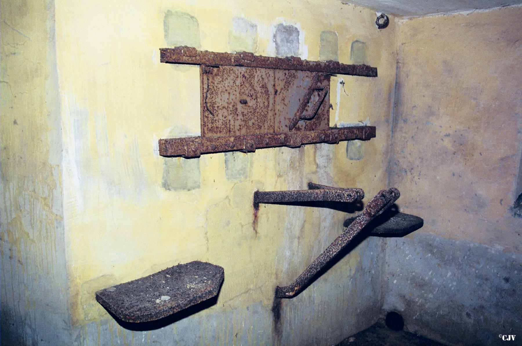 Ligne Maginot - DB17 - (Blockhaus pour canon) - Les volets blindés pour mitrailleuse propre au blockhaus type RFM 36 - Lia VERMEULEN