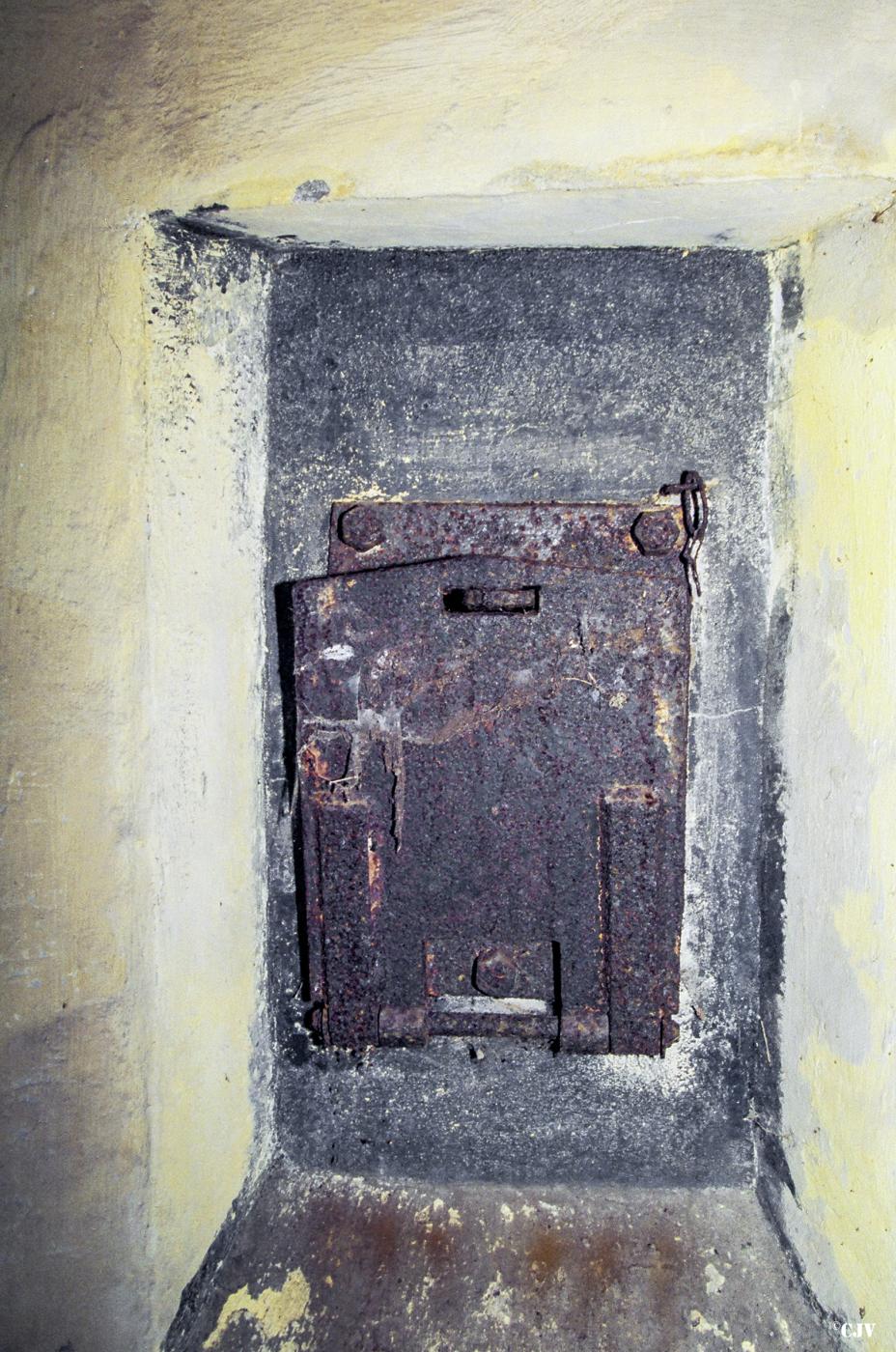 Ligne Maginot - DB17 - (Blockhaus pour canon) - Créneau pour FM
Volet de protection en position fermé  - Lia VERMEULEN