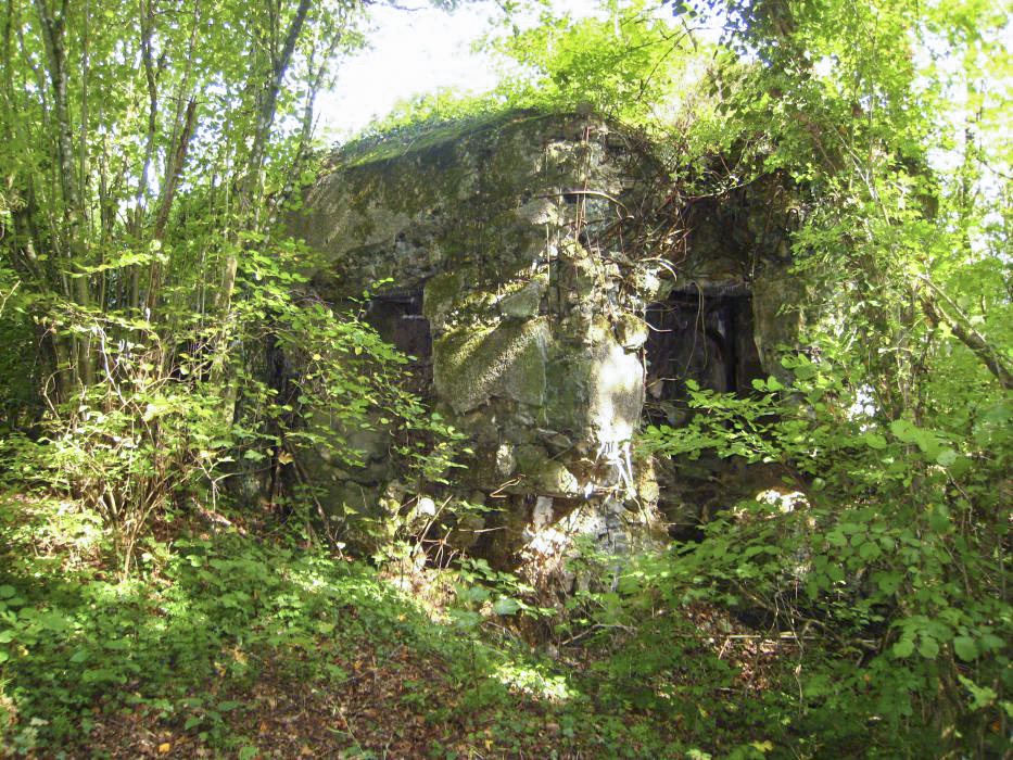 Ligne Maginot - DB25 - (Blockhaus pour canon) - L'entrée détruite