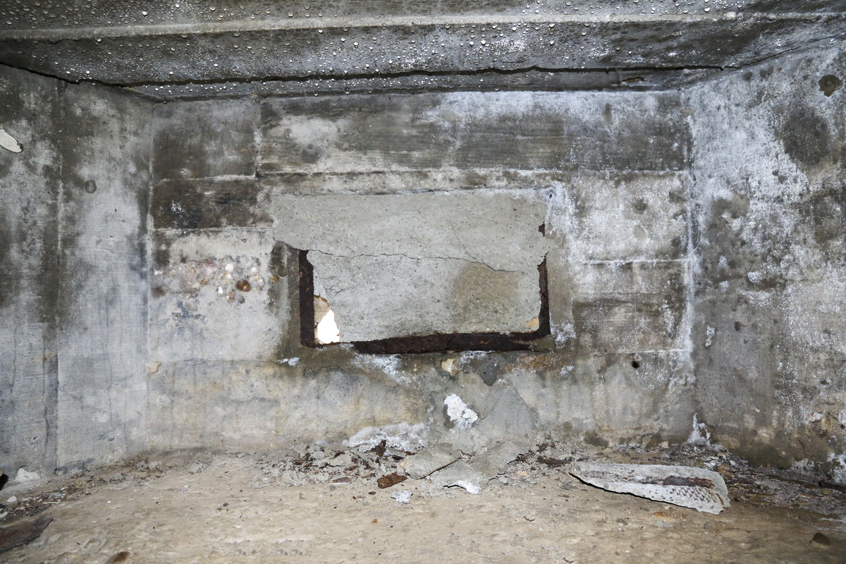 Ligne Maginot - DB265 - FOND FLOSSE - (Blockhaus pour canon) - L’ouverture en dessus de l’entrée du matériel  - Alain Perouffe