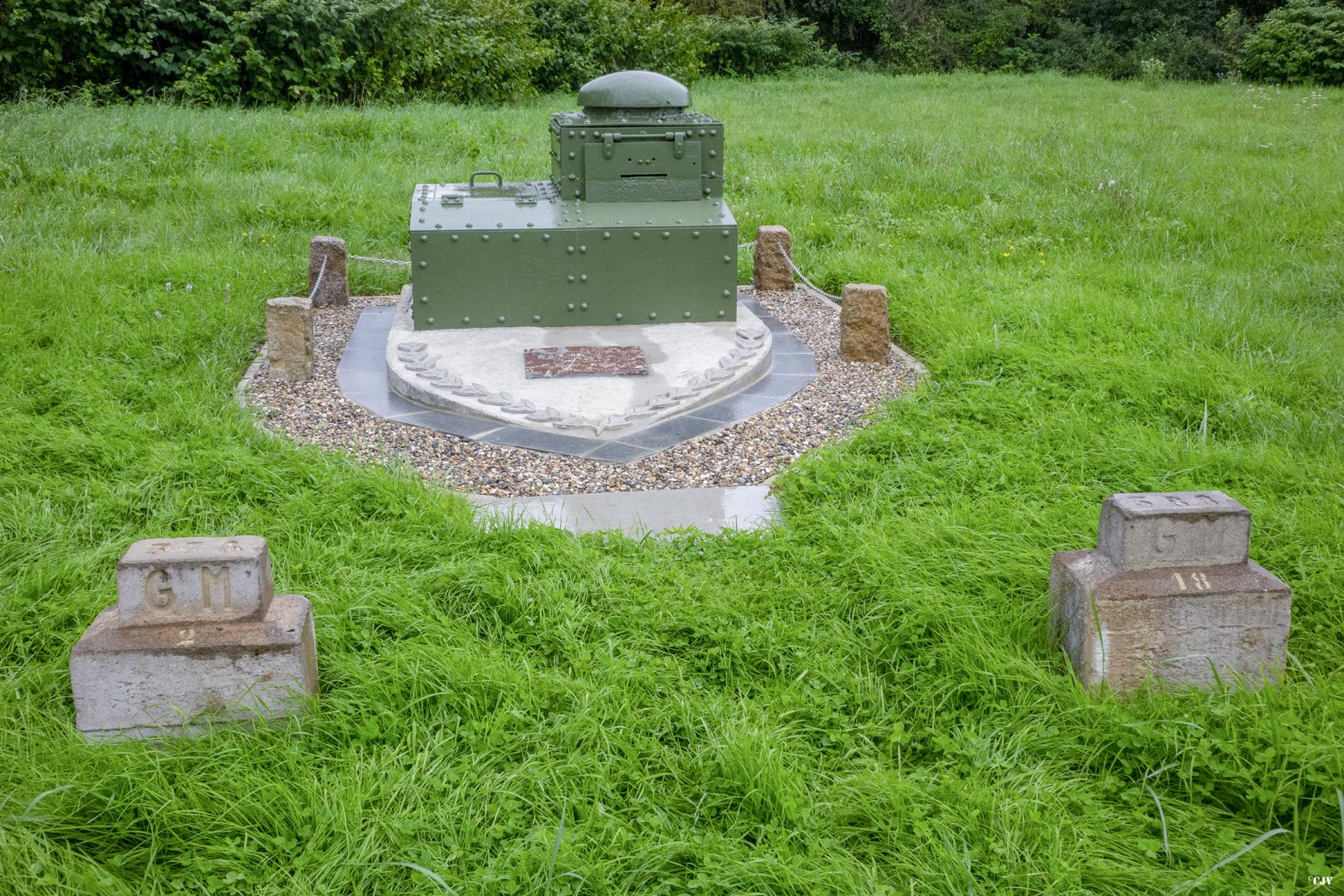 Ligne Maginot - MORFONTAINE - (Observatoire d'artillerie) - Le monument devant l'ouvrage du Bois du Four - Lia VERMEULEN