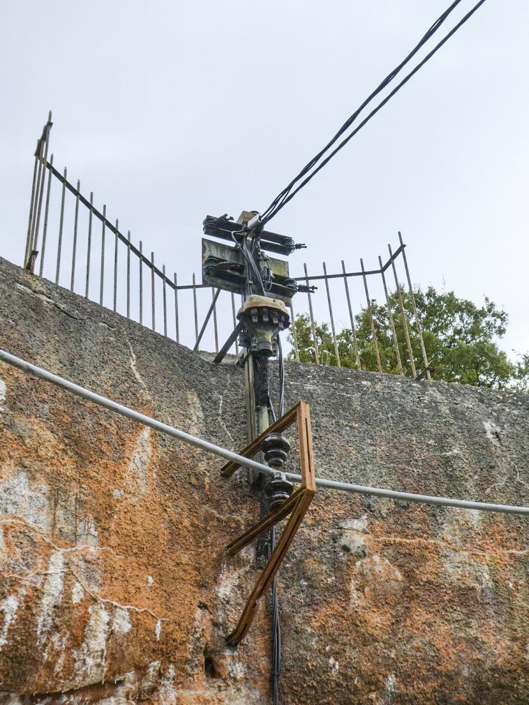 Ligne Maginot - AGAISEN (AN) - E03 - (Ouvrage d'artillerie) - Bloc 1
Arrivée de la ligne électrique aérienne  - ELLENA Daniel - CUNY Philippe