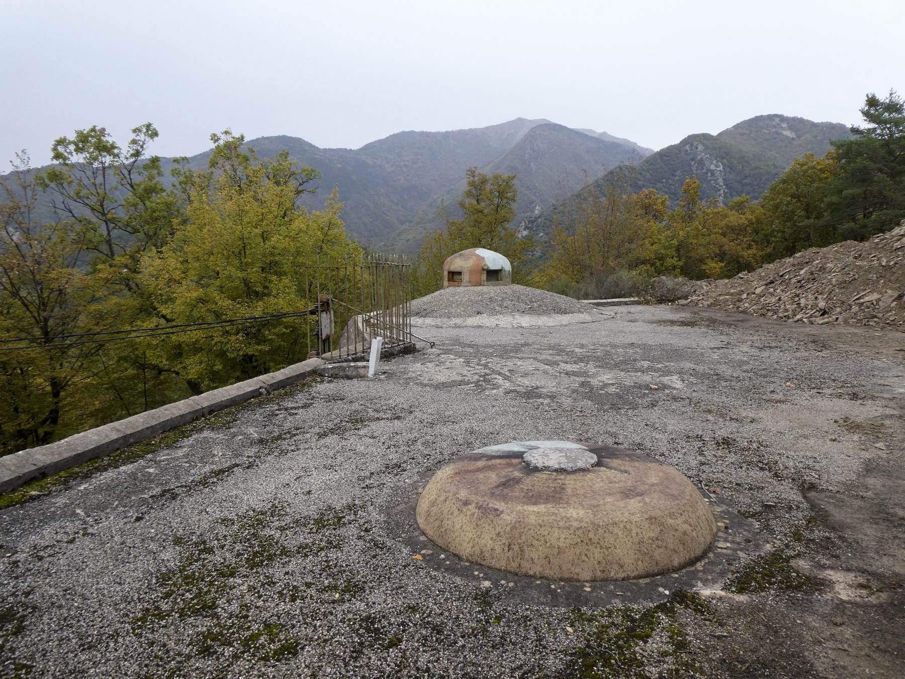 Ligne Maginot - AGAISEN (AN) - E03 - (Ouvrage d'artillerie) - Bloc 1
Cloche LG non équipée et cloche GFM - ELLENA Daniel - CUNY Philippe