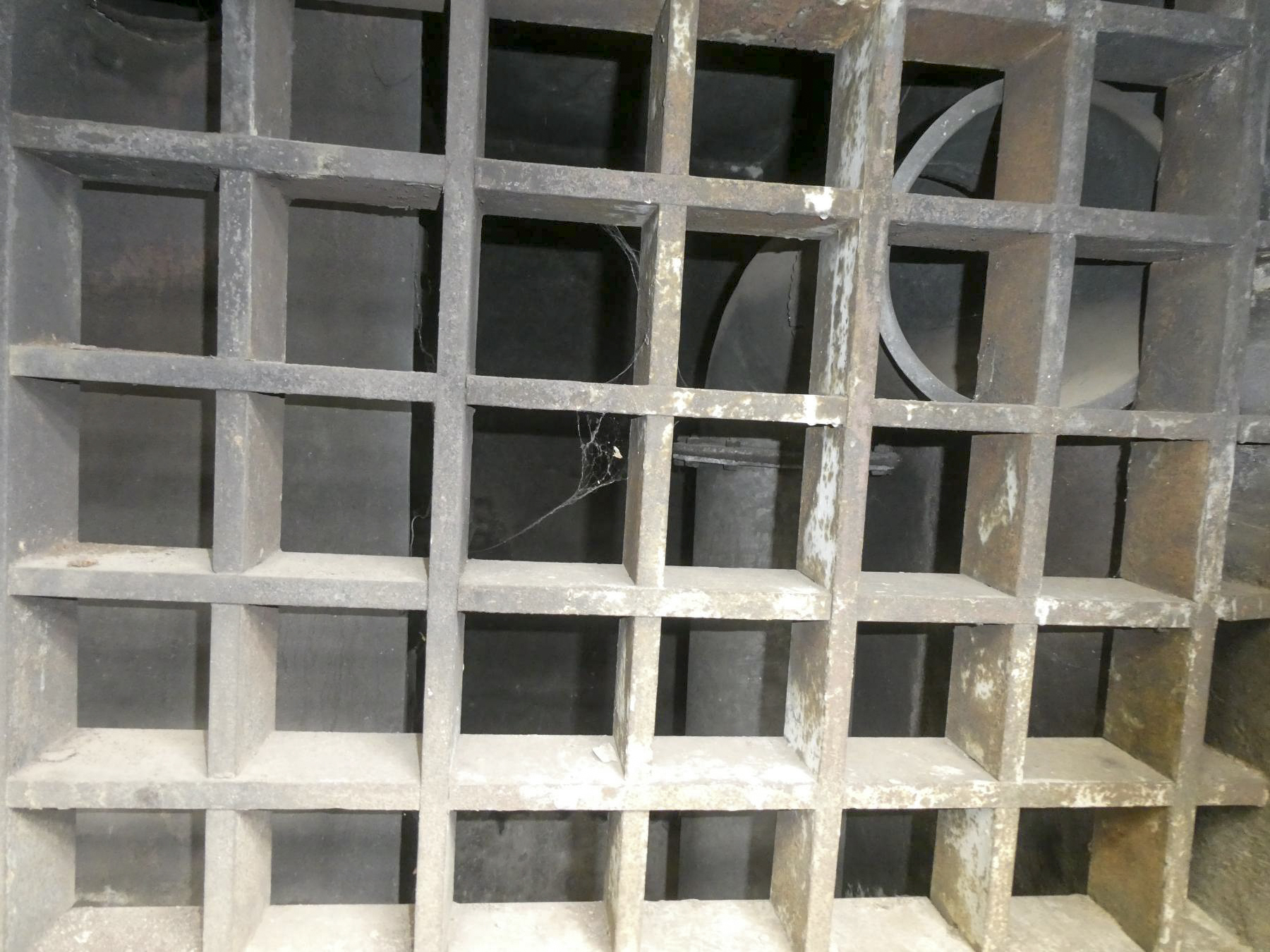 Ligne Maginot - AGAISEN (AN) - E03 - (Ouvrage d'artillerie) - Bloc cheminée
Deuxième grille de protection  - ELLENA Daniel - CUNY Philippe