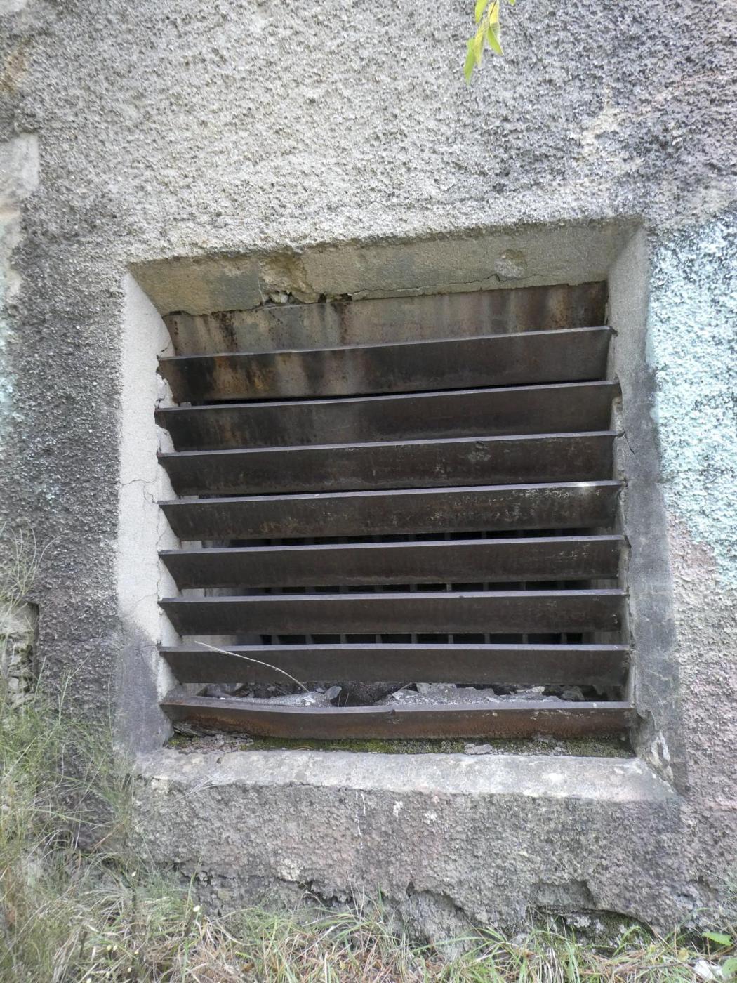 Ligne Maginot - AGAISEN (AN) - E03 - (Ouvrage d'artillerie) - Bloc cheminée
Grille de protection de la sortie des fumées - ELLENA Daniel - CUNY Philippe