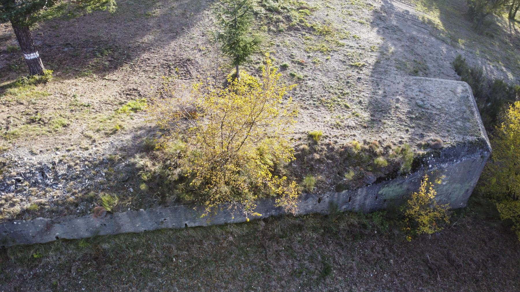 Ligne Maginot - AGAISEN (AN) - E03 - (Ouvrage d'artillerie) - Bloc cheminée avec son mur de soutènement - ELLENA Daniel - CUNY Philippe