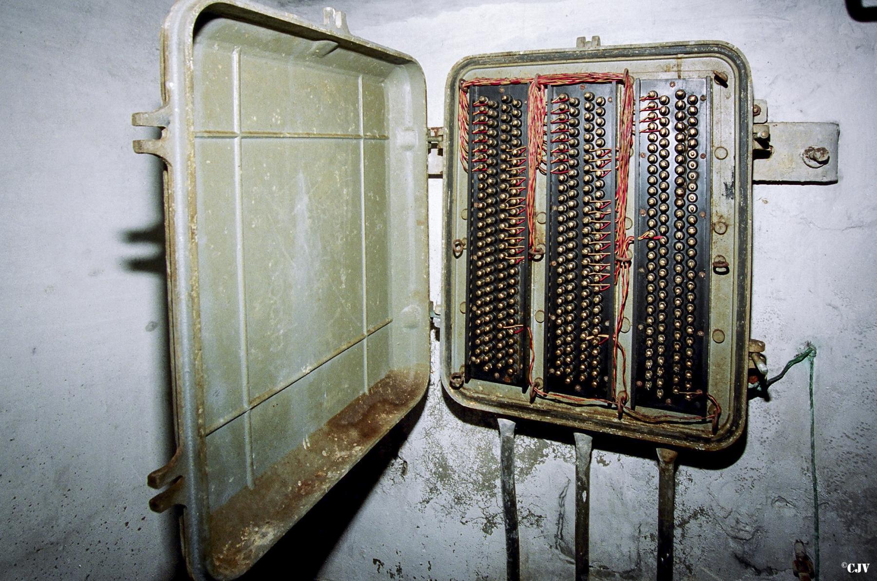 Ligne Maginot - 66T - (Chambre de coupure) - Boitier répartiteur datant de la modernisation du réseau pour l'OTAN (années 50)