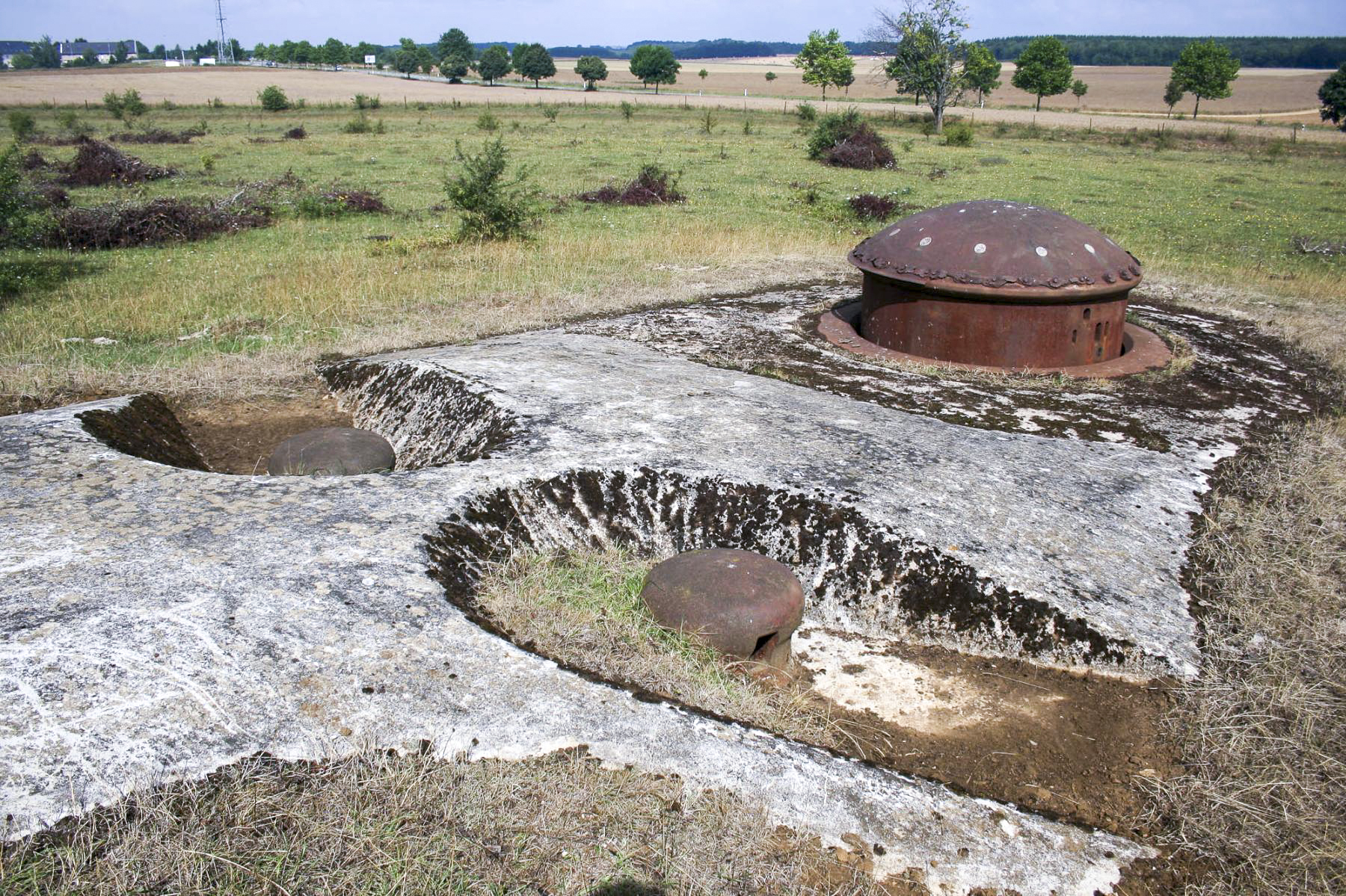 Ligne Maginot - BREHAIN - A6 - (Ouvrage d'artillerie) - Bloc 2
Tourelle mitrailleuse derrière les deux cloches de prise d'air
 - Michel Teiten