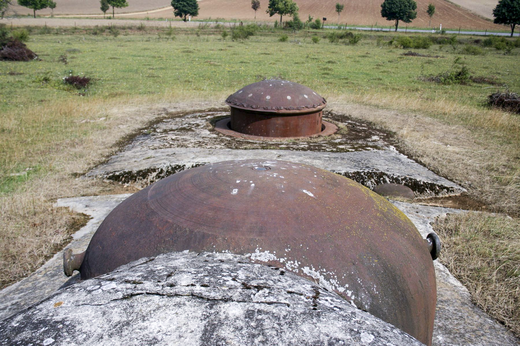 Ligne Maginot - BREHAIN - A6 - (Ouvrage d'artillerie) - Bloc 2
La cloche GFM domine la tourelle mitrailleuse
 - Michel Teiten