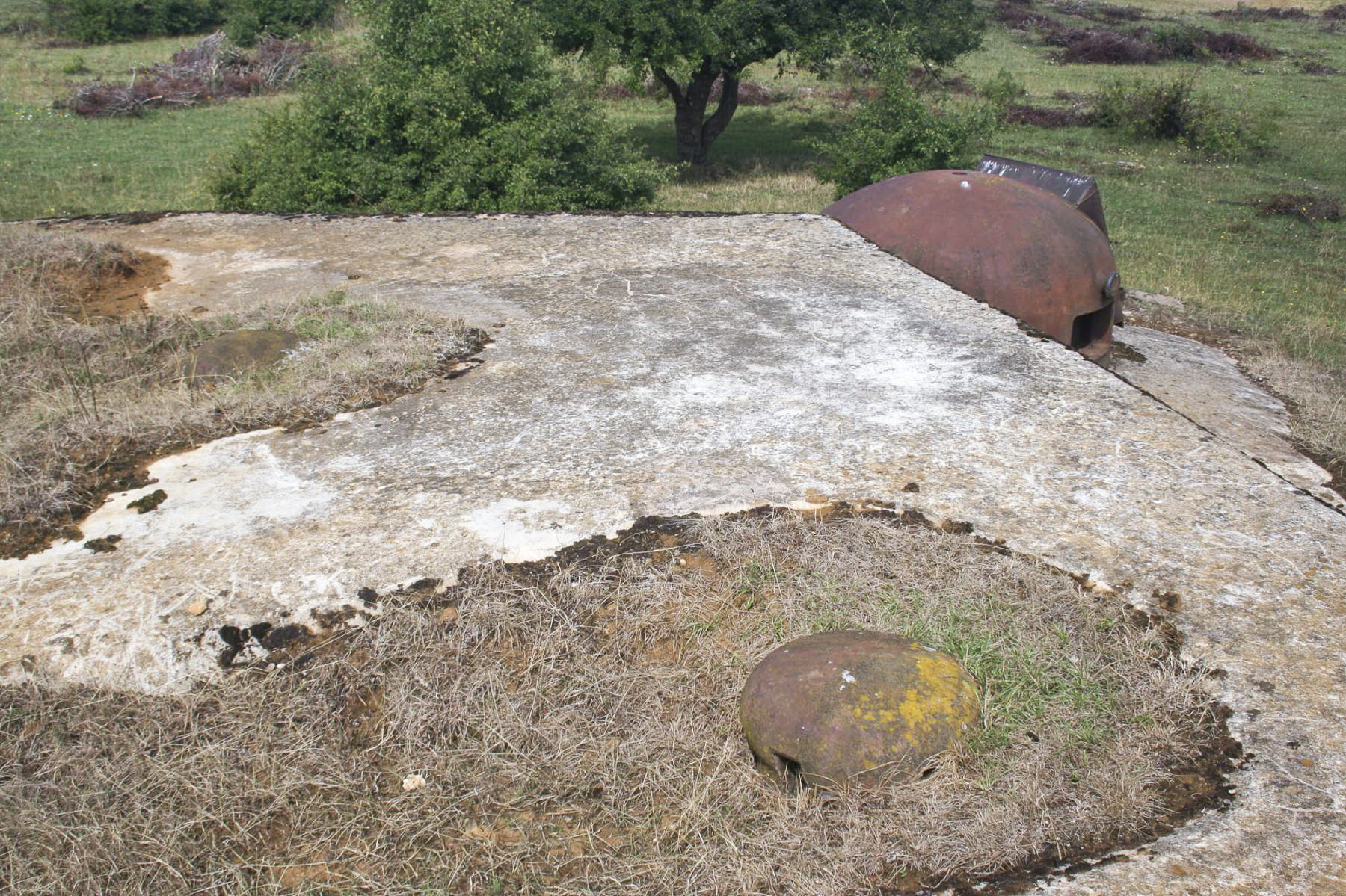 Ligne Maginot - BREHAIN - A6 - (Ouvrage d'artillerie) - Bloc 3
Les cloches de prise d'air sur le dessus du bloc - Michel Teiten