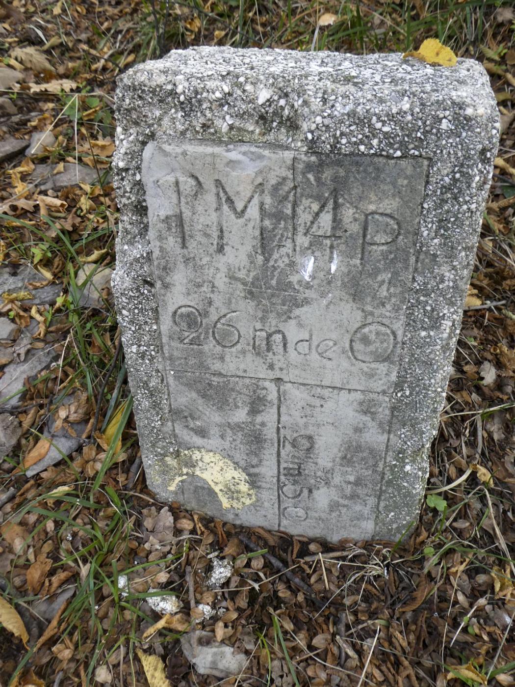 Ligne Maginot - AGAISEN (AN) - E03 - (Ouvrage d'artillerie) - Borne marquant le passage de l'un des cables reliant l'ouvrage au réseau téléphonique souterrain.
Il s'agit d'un cable à 14 paires enterré à 2m50 de profondeur, la borne est située à 26m de l'ouvrage. - ELLENA Daniel - CUNY Philippe