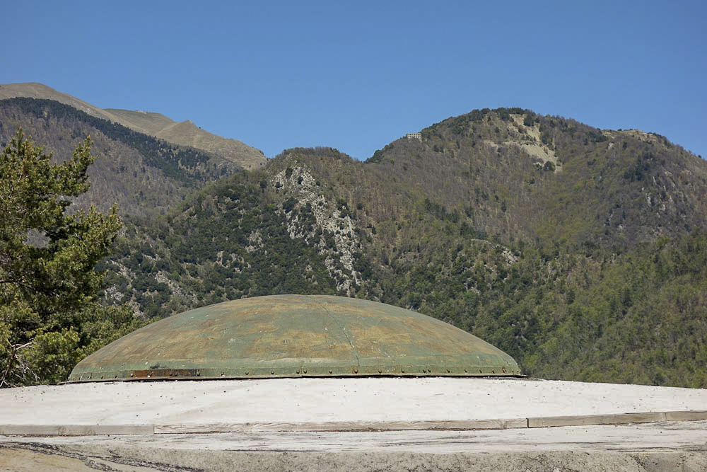 Ligne Maginot - AGAISEN (AN) - E03 - (Ouvrage d'artillerie) - Bloc 3
Tourelle de 75 en position éclipsée. Noter sur la crête à l'arrière plan le casernement de l'ouvrage du Monte Grosso.