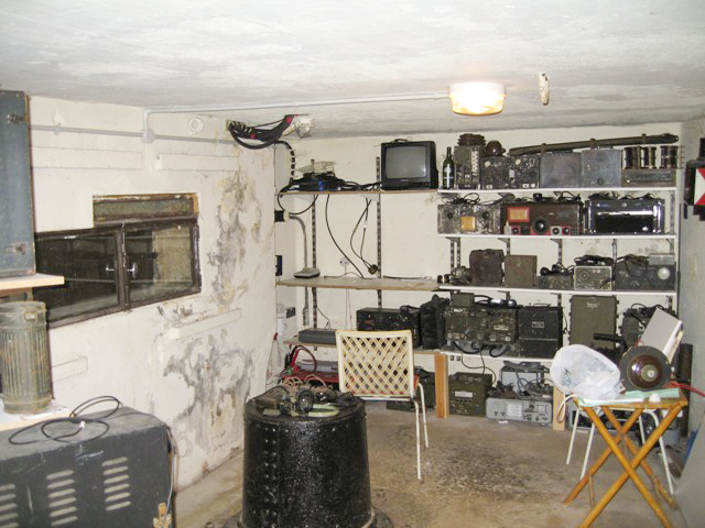 Ligne Maginot - DB13 - (Blockhaus pour canon) - L'intérieur du blockhaus utilisé comme  musée du matériel radio militaire (photo prise en 2006)
Noter la présence de l'embase de l'affût du canon. - STORTZ Jean-Claude