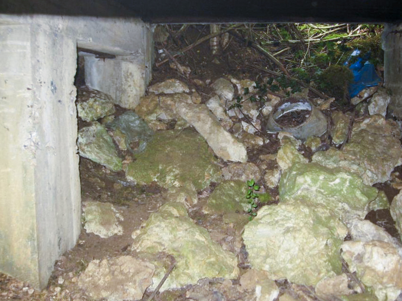 Ligne Maginot - DB133 - BEAUSEJOUR 2 - (Blockhaus pour arme infanterie) - On peut voir que l autre coté du blockhaus n est pas fermé non plus - Pruzsina Jérome