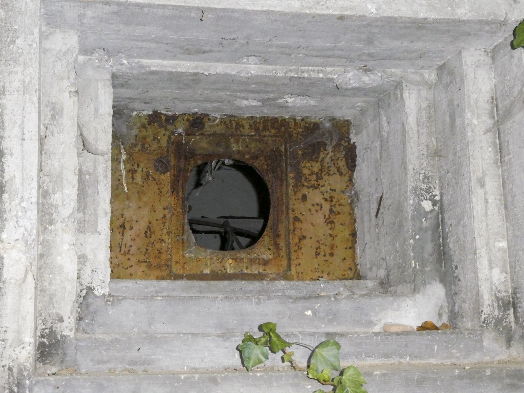 Ligne Maginot - O20 - BARBONNET SUD - (Casemate d'infanterie - Simple) - Le créneau mitrailleuse - ELLENA Daniel - CUNY Philippe