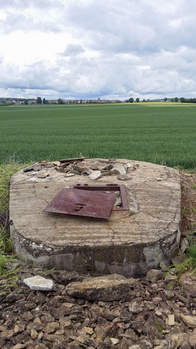 Ligne Maginot - DT14 - (Cuve pour arme d'infanterie) - Au premier plan, la trappe, qui est dotée d'une serrure, par laquelle le soldat entrait. - Jeremy