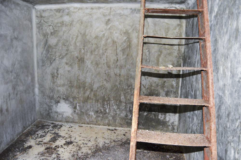 Ligne Maginot - E6 - TOURNEFORT (Casemate d'infanterie) - Local de stockage avec escalier métallique dans étage supérieur - Michal Prasil