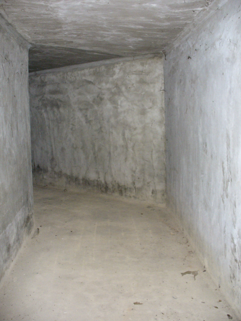 Ligne Maginot - E6 - TOURNEFORT (Casemate d'infanterie) - Galerie de liaison
La galerie passe sous la route et mene vers le créneau prenant la rivière en enfilade