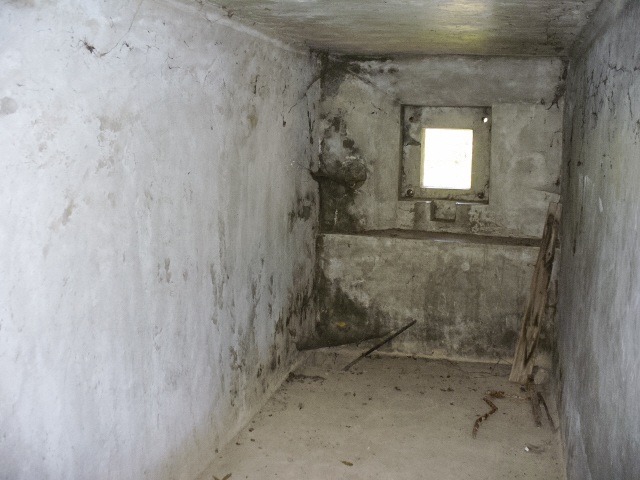 Ligne Maginot - E6 - TOURNEFORT (Casemate d'infanterie) - Créneau FM prenant en enfilade le lit de la rivière vu de l'intérieur