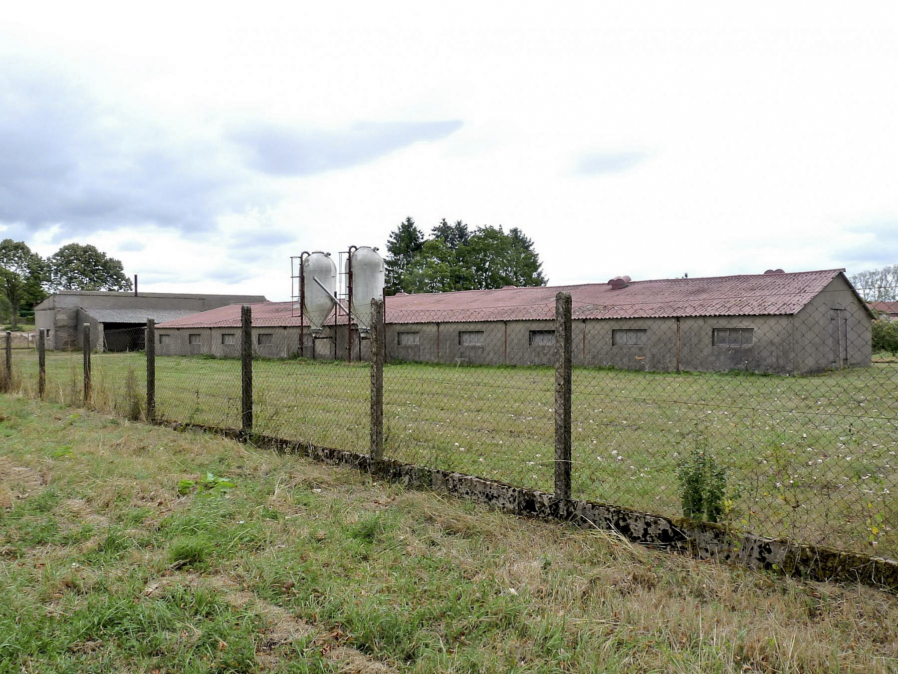 Ligne Maginot - LUDELANGE - (Stand de tir) - Un batiment agricole a été construit sur le 'pas de tir' - Sylvie Laure LAMBERT