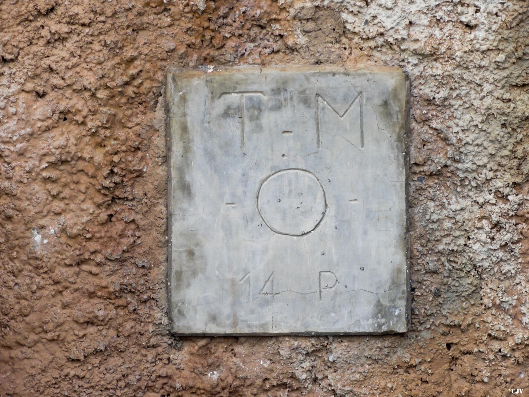 Ligne Maginot - AGAISEN (AN) - E03 - (Ouvrage d'artillerie) - Bloc 1
Plaque de béton ave l'indication de l'entrée d'un câble téléphonique. Il se trouve dans le fossé de l'entrée