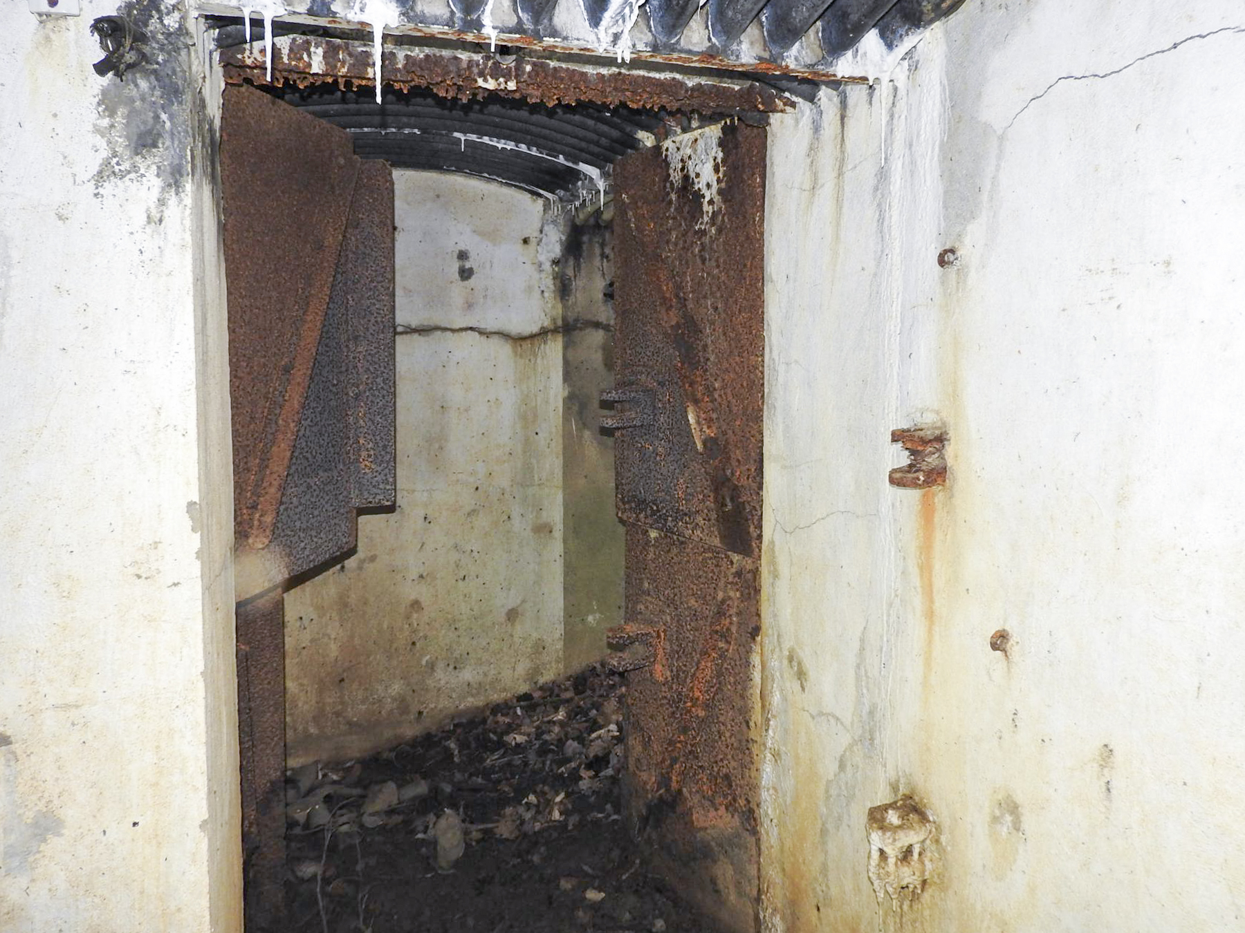 Ligne Maginot - MAISON ROUGE (V° 226° RA) - (PC) - Les portes blindées intérieures. - STENGER Mathieu