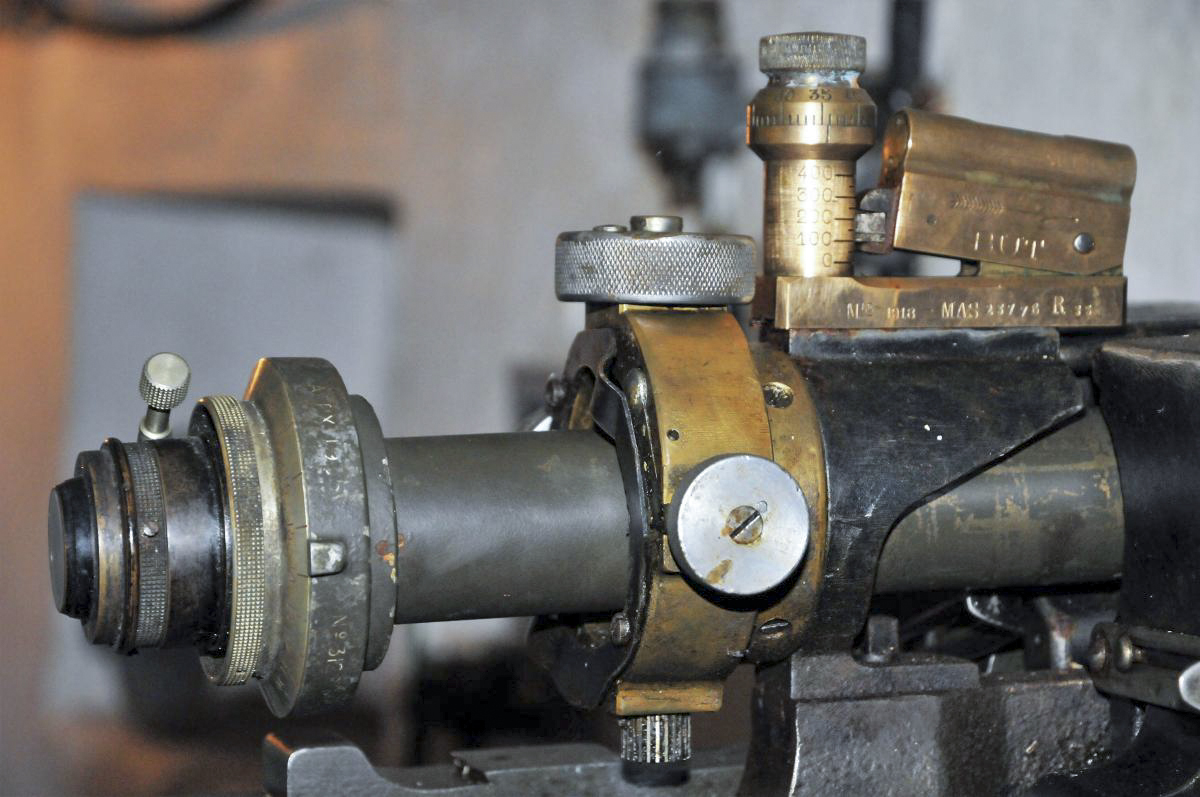 Ligne Maginot - AGAISEN (AN) - E03 - (Ouvrage d'artillerie) - Bloc 2
Détail du jumelage de mitrailleuses Reibel MAC 31 avec sa lunette de visée APX L672 et (sur le dessus, en bronze) son niveau à bulle de mise au point de la hausse, MAS modèle 1918 pour mitrailleuse Hotchkiss