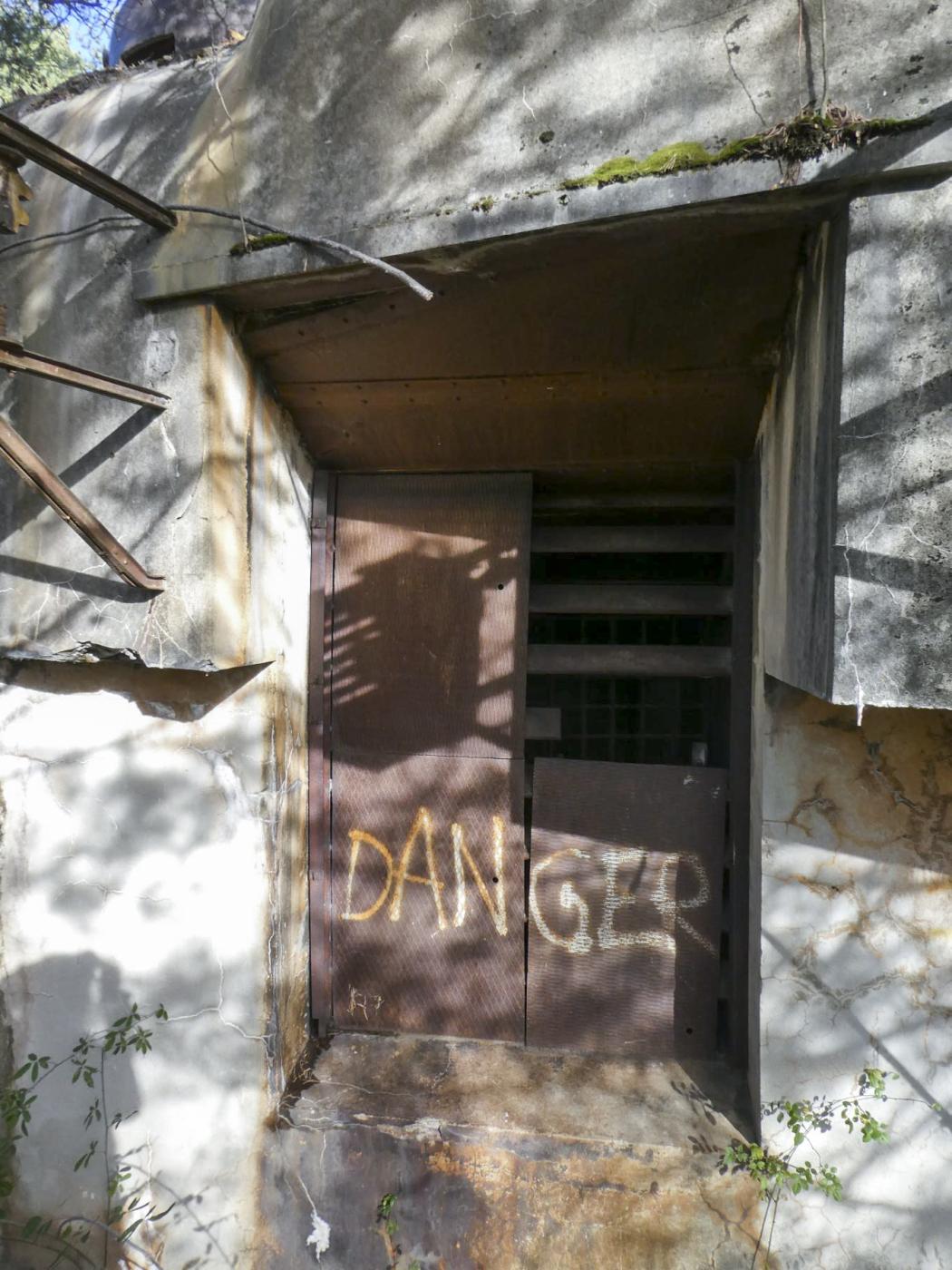 Ligne Maginot - MONTE GROSSO (MG) - E02 - (Ouvrage d'artillerie) - Bloc 4
Protection de la sortie des fumées - ELLENA Daniel - CUNY Philippe